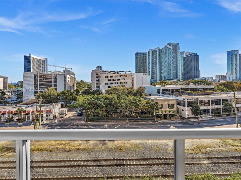 For Rent: $4,000 (1 beds, 1 baths, 736 Square Feet)