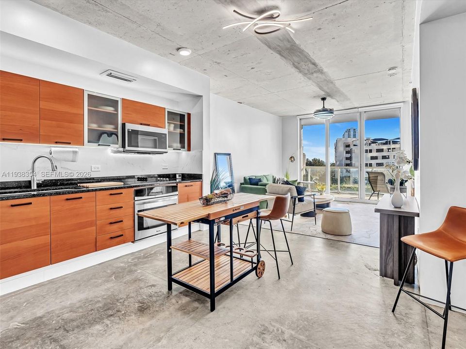 For Rent: $4,000 (1 beds, 1 baths, 736 Square Feet)