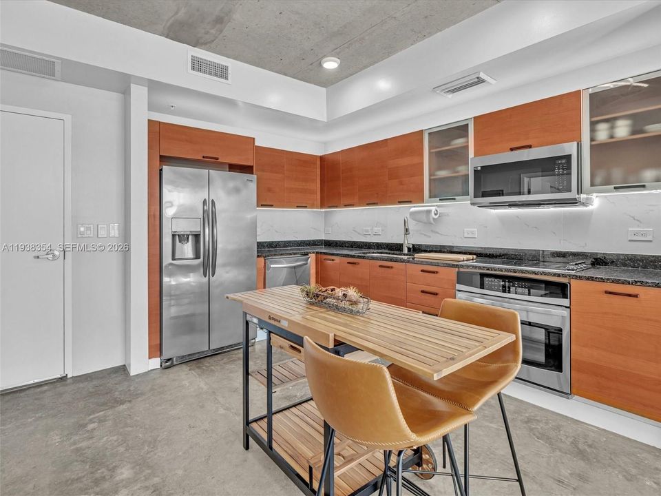 For Rent: $4,000 (1 beds, 1 baths, 736 Square Feet)