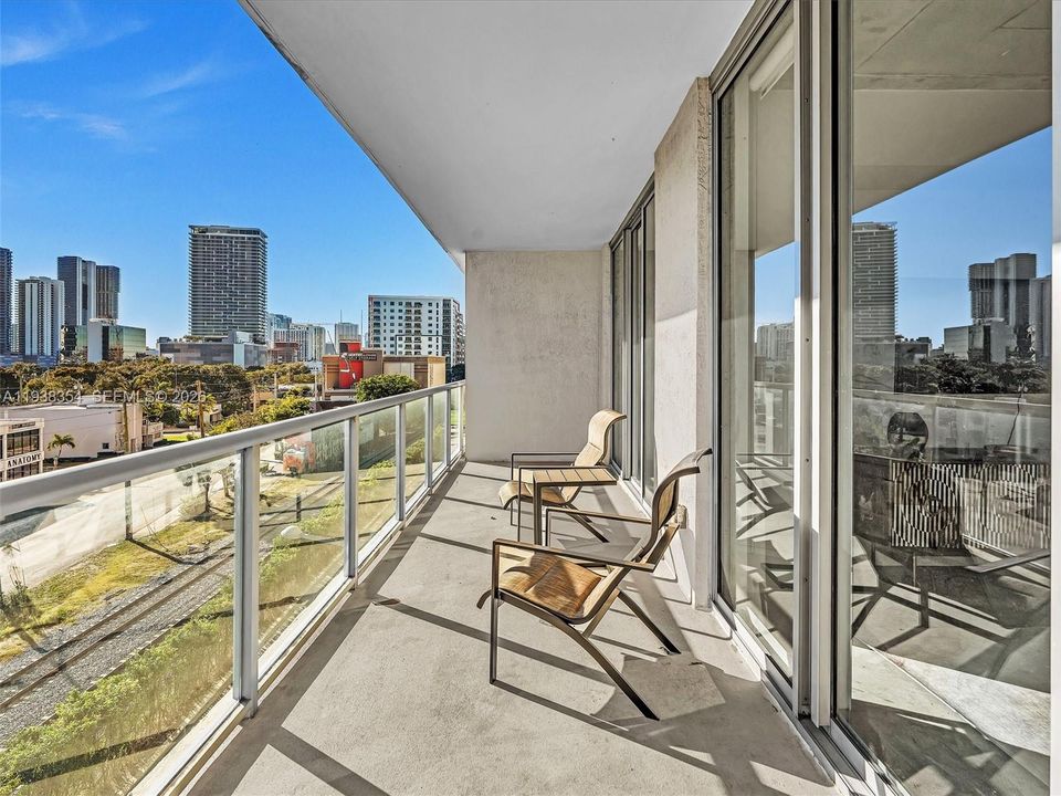 For Rent: $4,000 (1 beds, 1 baths, 736 Square Feet)