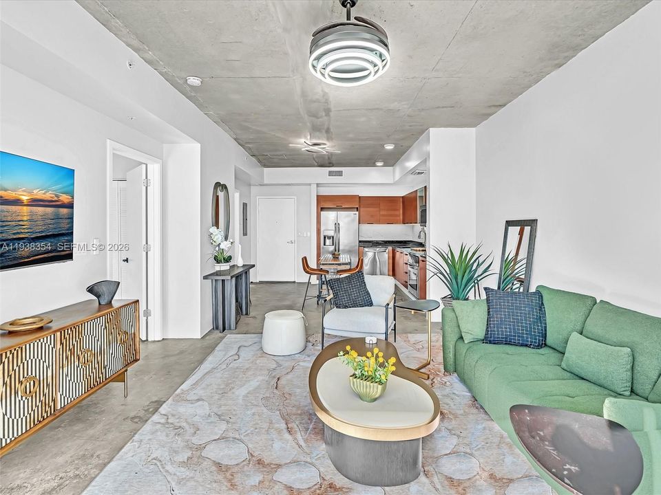 For Rent: $4,000 (1 beds, 1 baths, 736 Square Feet)