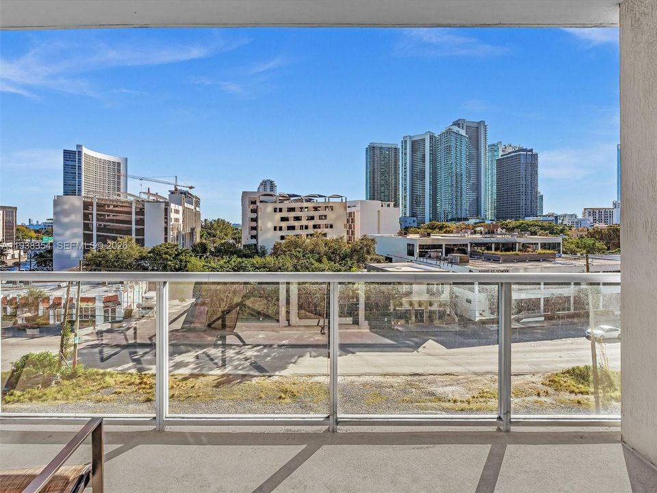 For Rent: $4,000 (1 beds, 1 baths, 736 Square Feet)