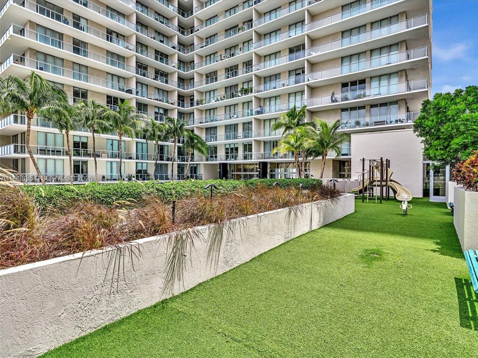 For Rent: $4,000 (1 beds, 1 baths, 736 Square Feet)