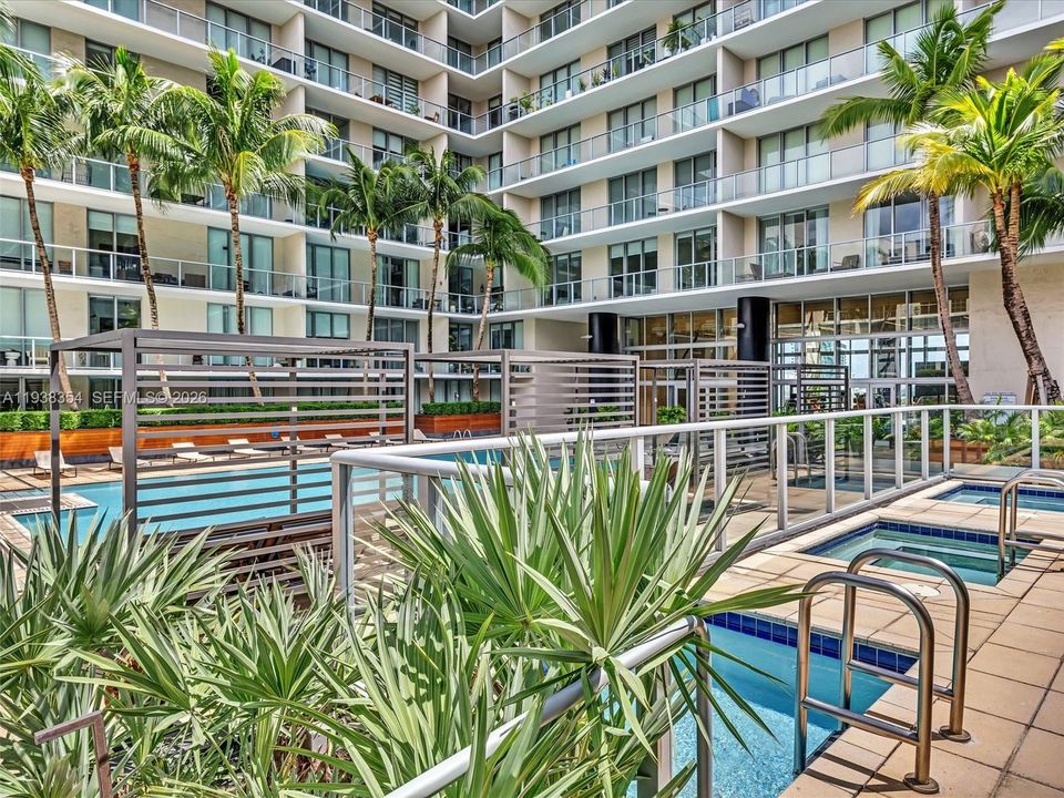 For Rent: $4,000 (1 beds, 1 baths, 736 Square Feet)