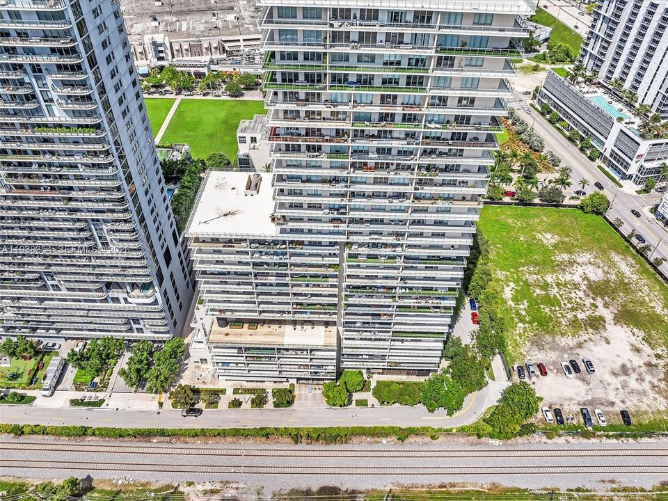 For Rent: $4,000 (1 beds, 1 baths, 736 Square Feet)