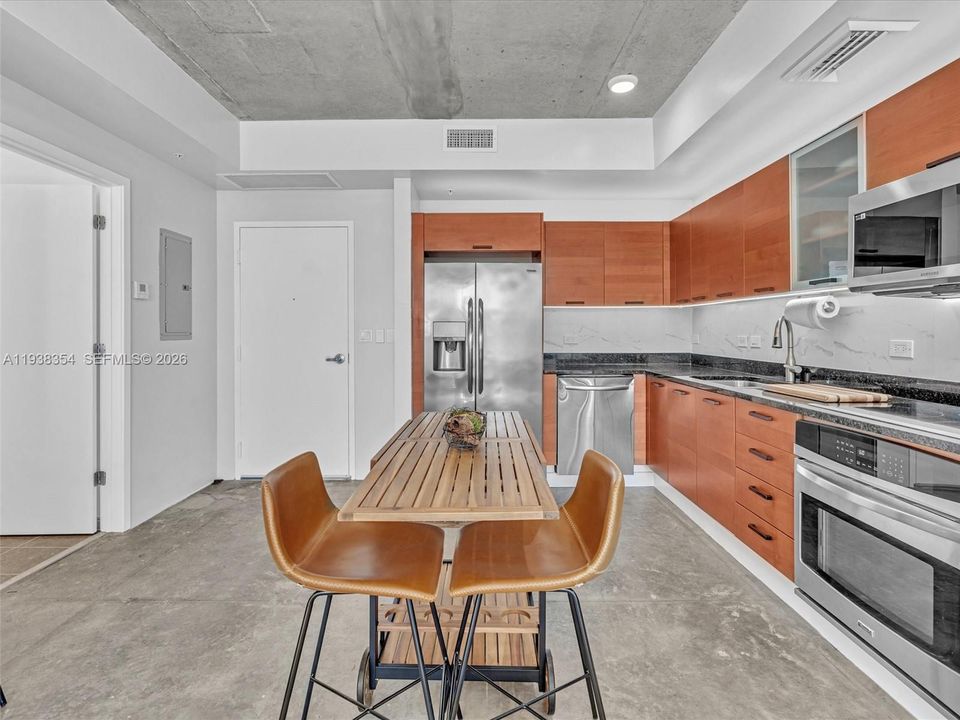 For Rent: $4,000 (1 beds, 1 baths, 736 Square Feet)