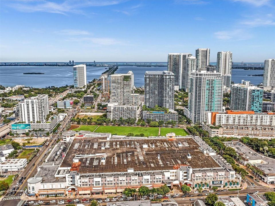 For Rent: $4,000 (1 beds, 1 baths, 736 Square Feet)