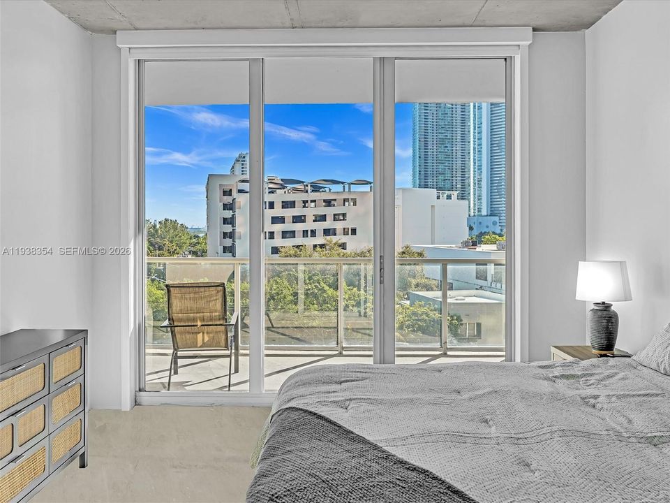 For Rent: $4,000 (1 beds, 1 baths, 736 Square Feet)