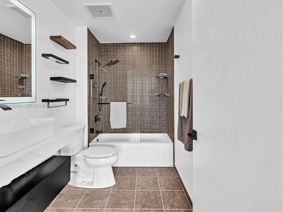 For Rent: $4,000 (1 beds, 1 baths, 736 Square Feet)