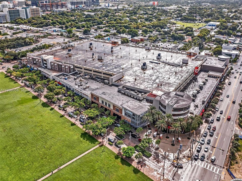 For Rent: $4,000 (1 beds, 1 baths, 736 Square Feet)