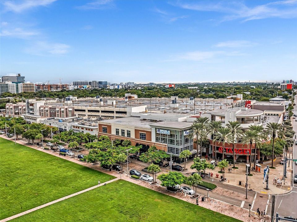 For Rent: $4,000 (1 beds, 1 baths, 736 Square Feet)