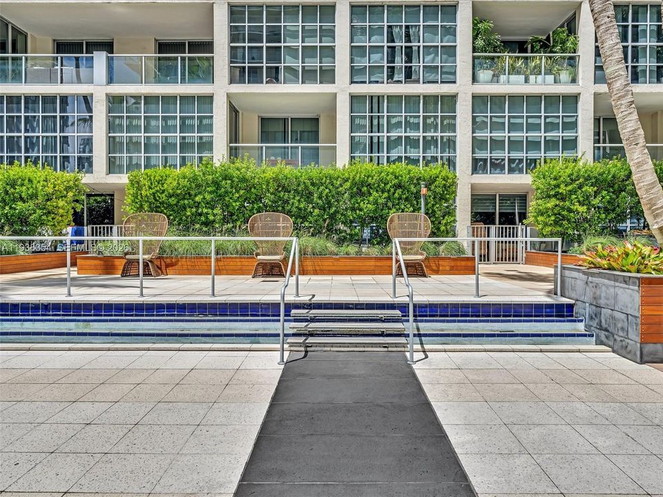 For Rent: $4,000 (1 beds, 1 baths, 736 Square Feet)