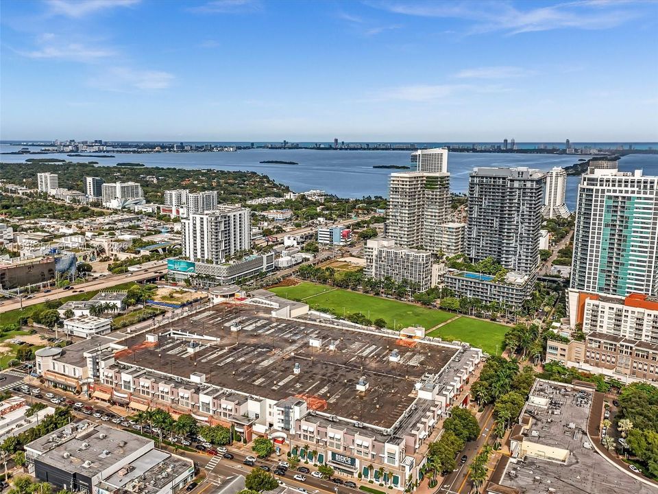 For Rent: $4,000 (1 beds, 1 baths, 736 Square Feet)