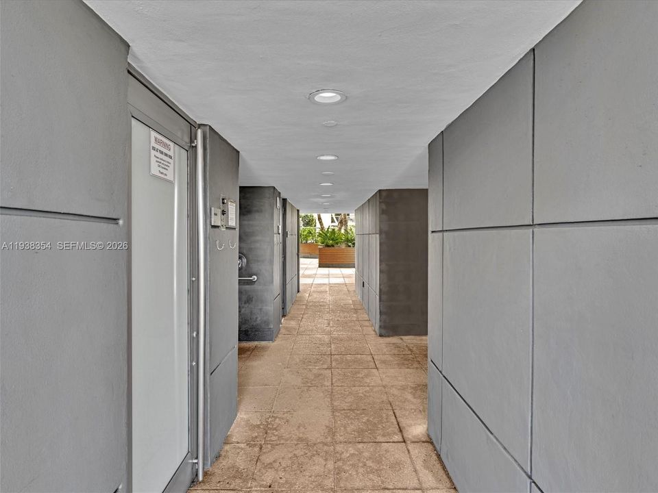 For Rent: $4,000 (1 beds, 1 baths, 736 Square Feet)