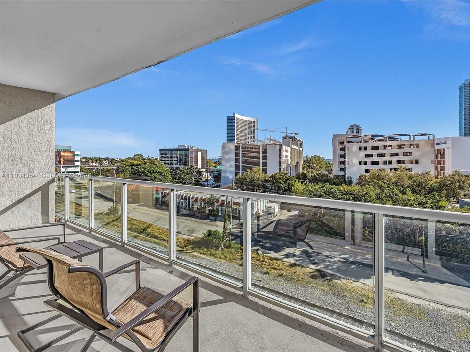 For Rent: $4,000 (1 beds, 1 baths, 736 Square Feet)