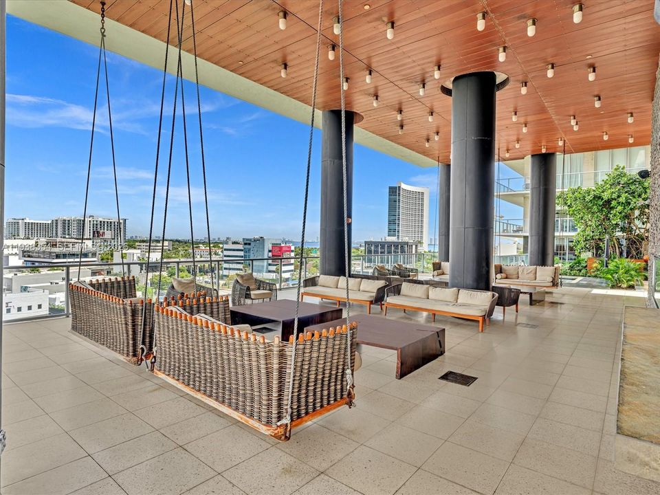 For Rent: $4,000 (1 beds, 1 baths, 736 Square Feet)