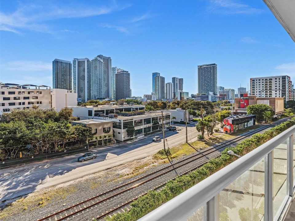 For Rent: $4,000 (1 beds, 1 baths, 736 Square Feet)