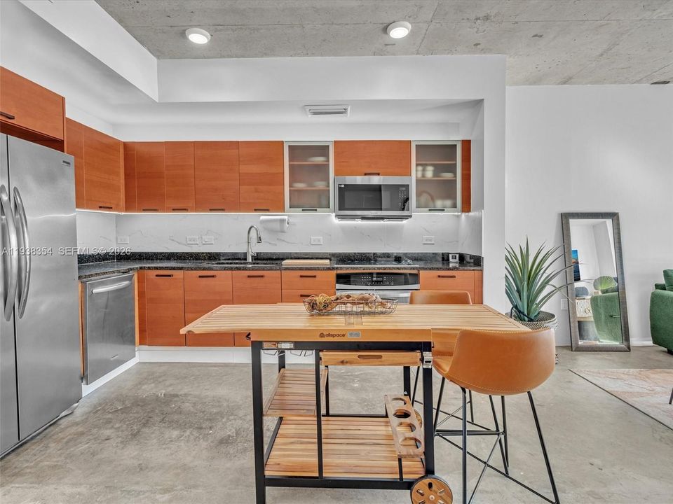 For Rent: $4,000 (1 beds, 1 baths, 736 Square Feet)