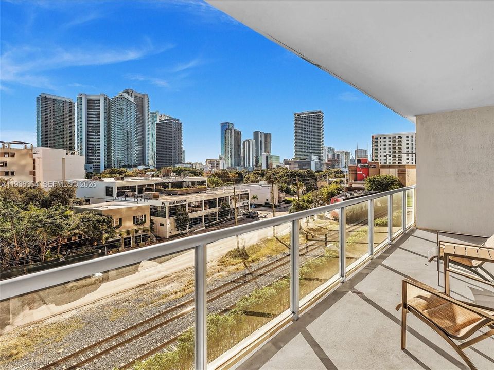 For Rent: $4,000 (1 beds, 1 baths, 736 Square Feet)