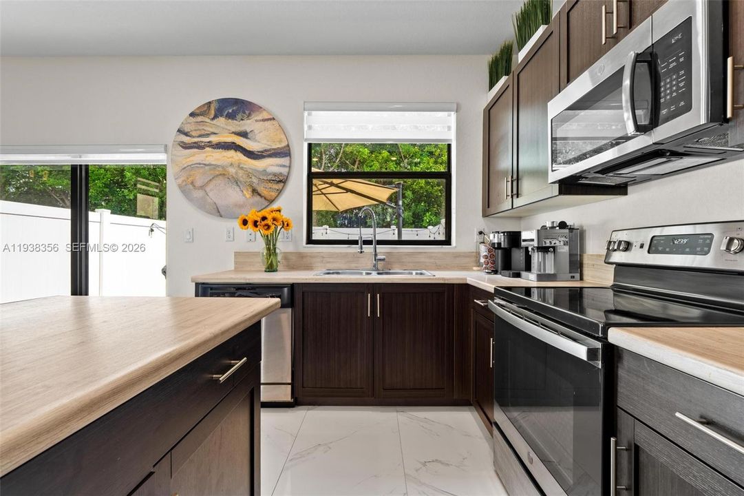 For Sale: $474,900 (3 beds, 3 baths, 1332 Square Feet)