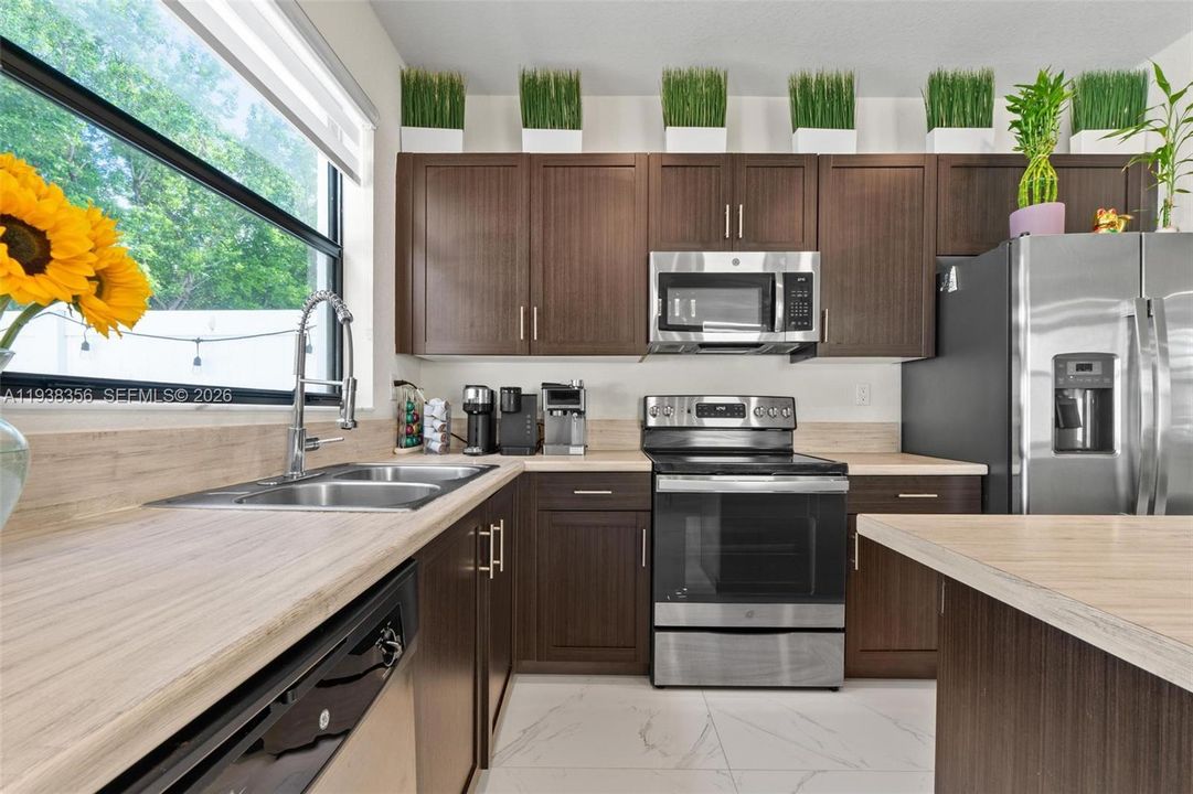 For Sale: $474,900 (3 beds, 3 baths, 1332 Square Feet)