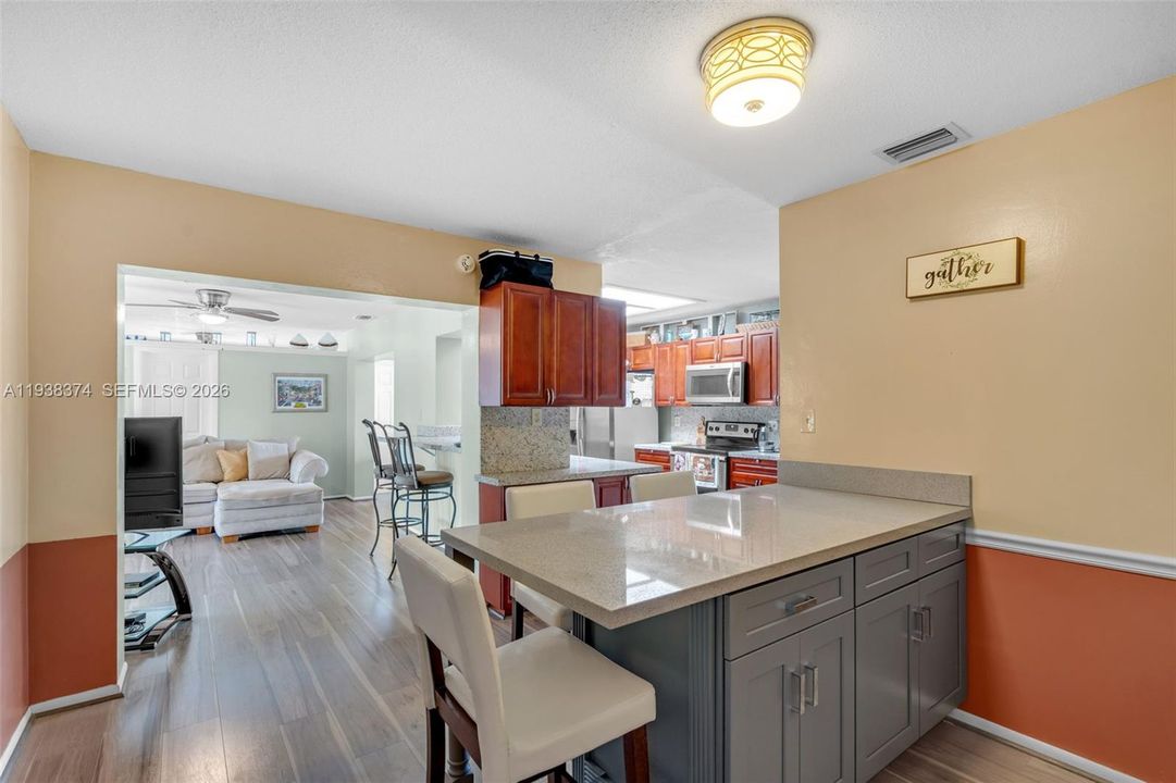 En Venta: $425,900 (4 camas, 2 baños, 1982 Pies cuadrados)