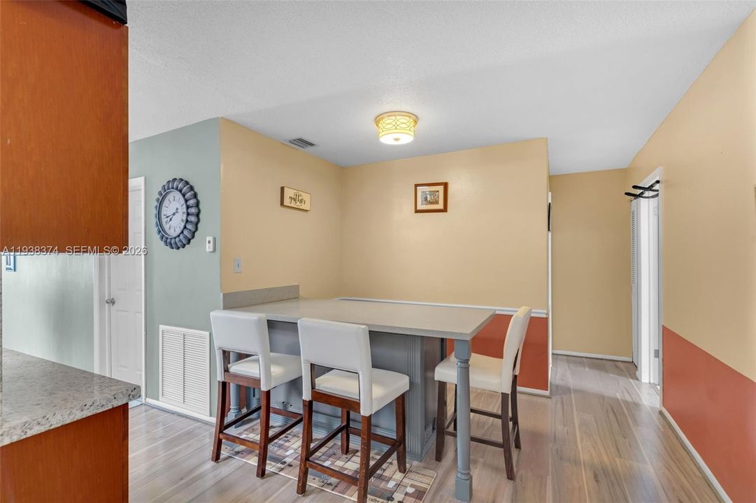 En Venta: $425,900 (4 camas, 2 baños, 1982 Pies cuadrados)