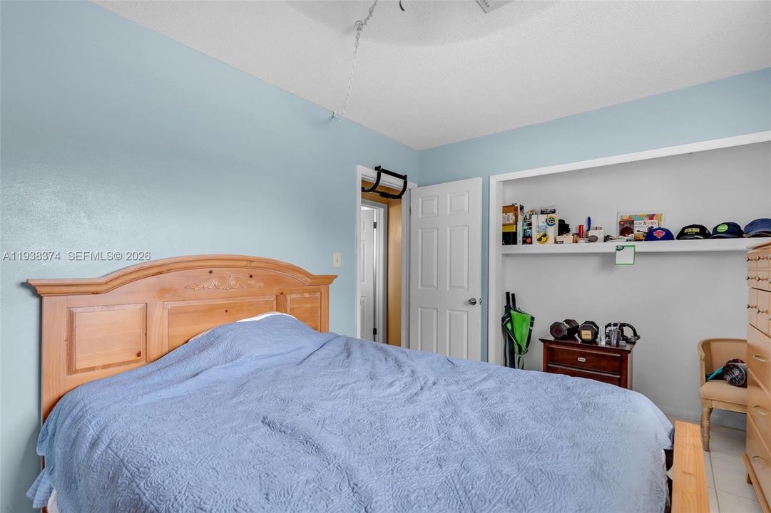 En Venta: $425,900 (4 camas, 2 baños, 1982 Pies cuadrados)