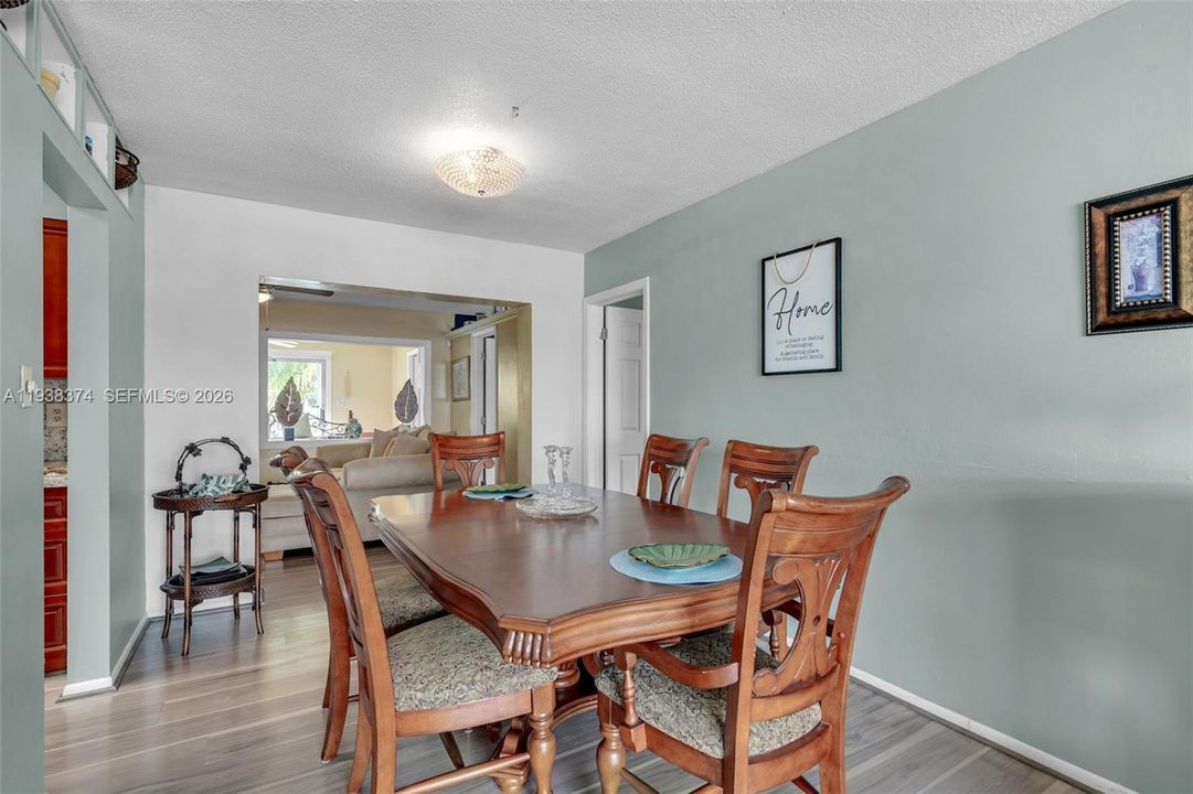 En Venta: $425,900 (4 camas, 2 baños, 1982 Pies cuadrados)