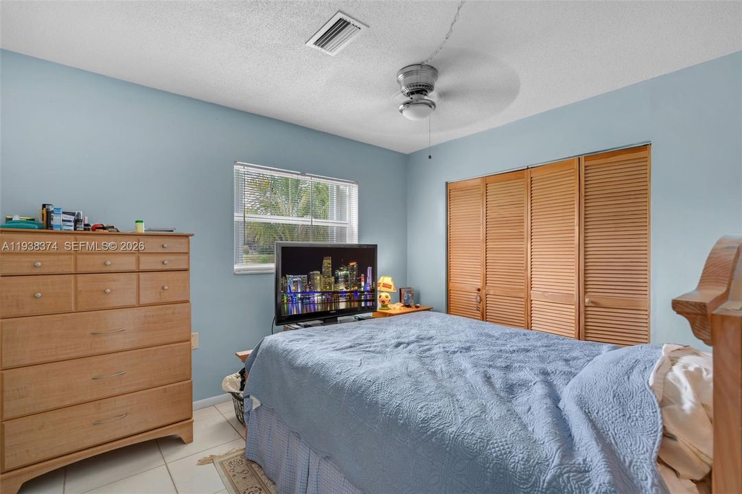 En Venta: $425,900 (4 camas, 2 baños, 1982 Pies cuadrados)