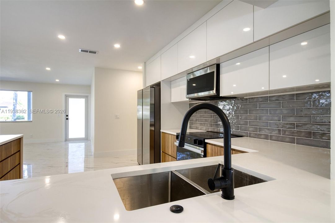 出租: $6,499 (4 贝兹, 2 浴室, 2280 平方英尺)