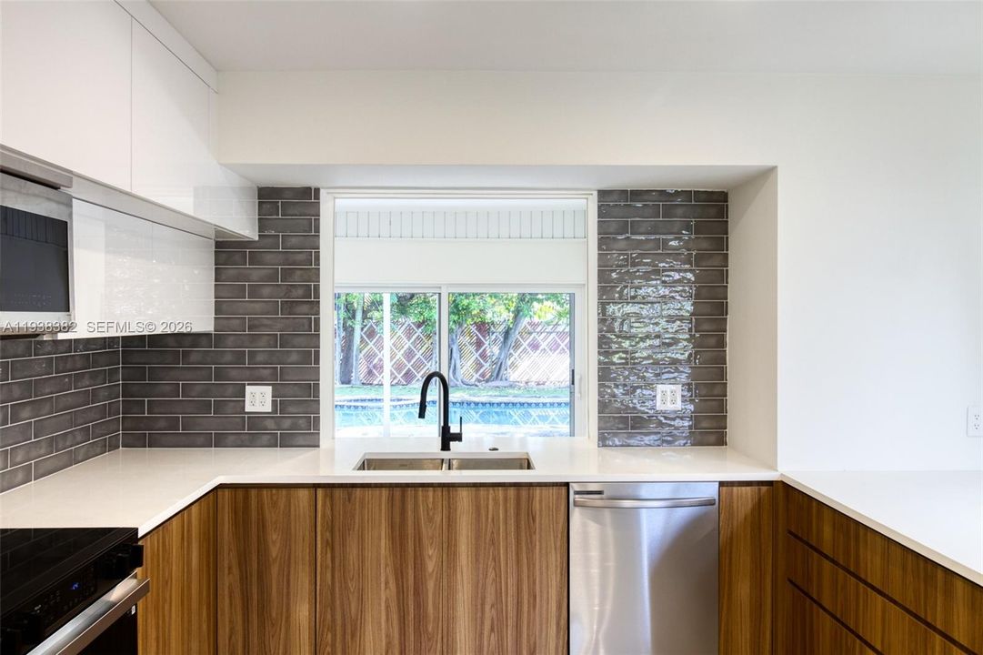 出租: $6,499 (4 贝兹, 2 浴室, 2280 平方英尺)