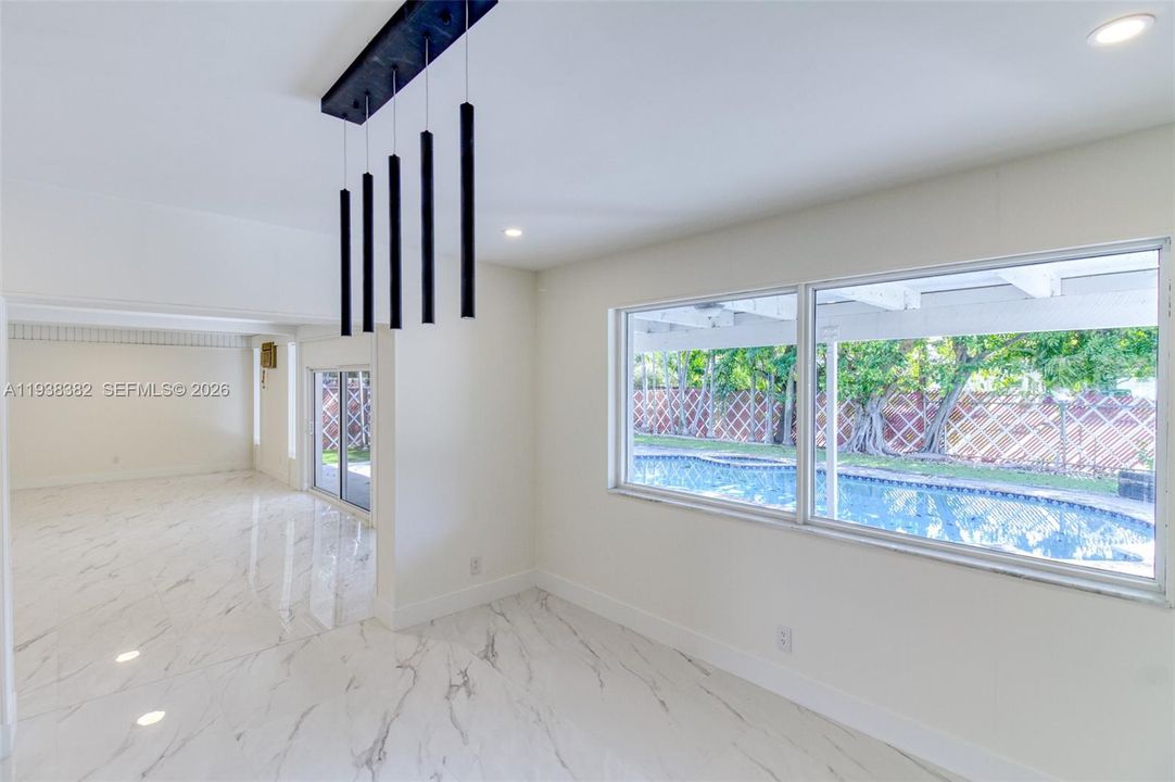 出租: $6,499 (4 贝兹, 2 浴室, 2280 平方英尺)