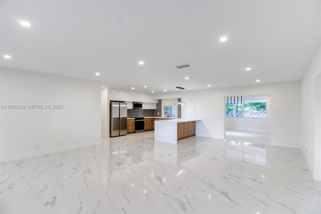 出租: $6,499 (4 贝兹, 2 浴室, 2280 平方英尺)