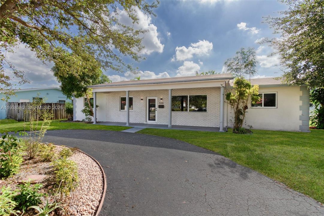 出租: $6,499 (4 贝兹, 2 浴室, 2280 平方英尺)