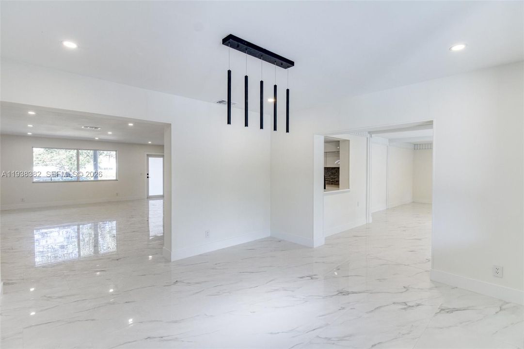 出租: $6,499 (4 贝兹, 2 浴室, 2280 平方英尺)