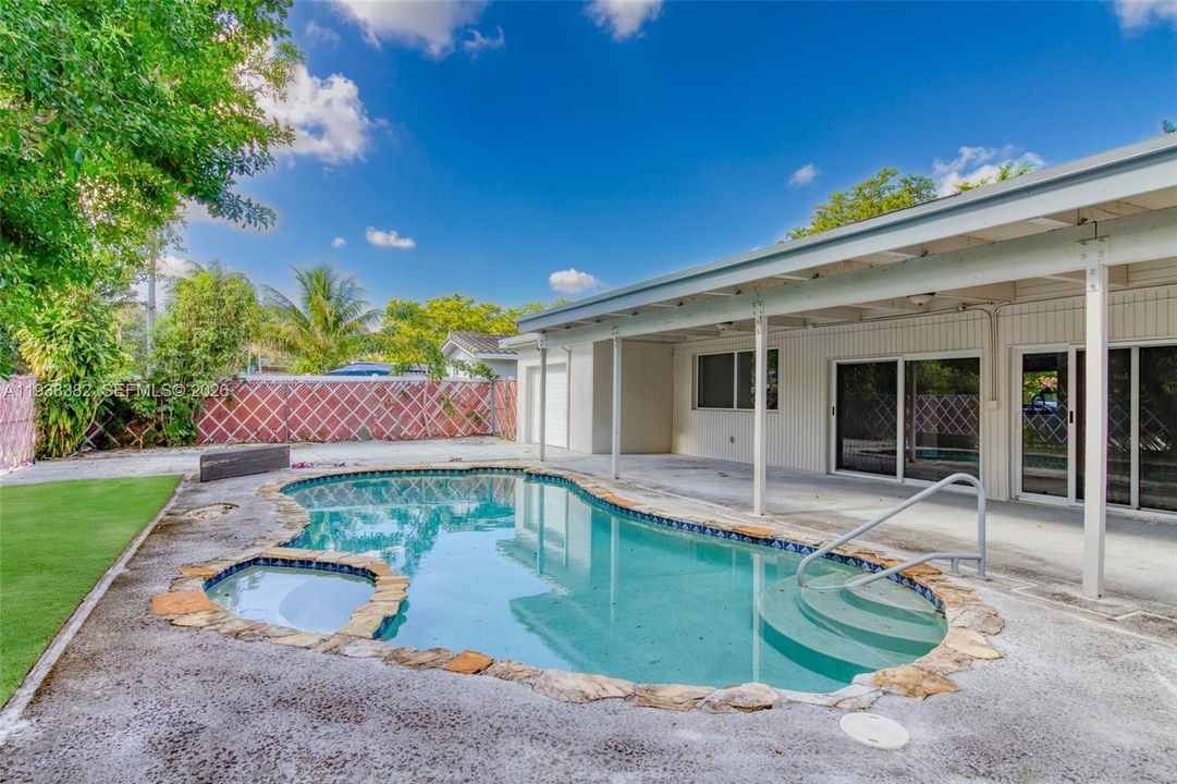 出租: $6,499 (4 贝兹, 2 浴室, 2280 平方英尺)