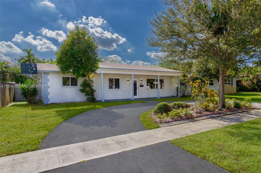 出租: $6,499 (4 贝兹, 2 浴室, 2280 平方英尺)