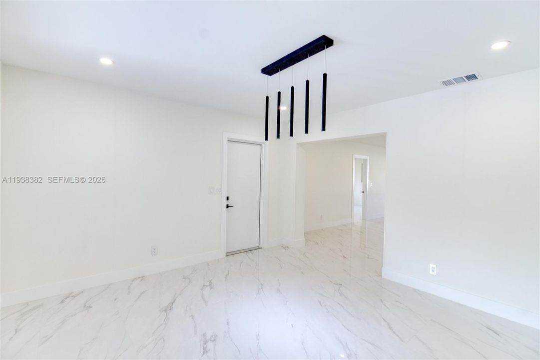 出租: $6,499 (4 贝兹, 2 浴室, 2280 平方英尺)