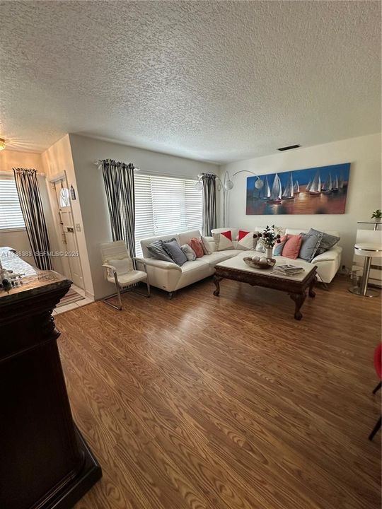 出租: $2,500 (2 贝兹, 2 浴室, 1098 平方英尺)