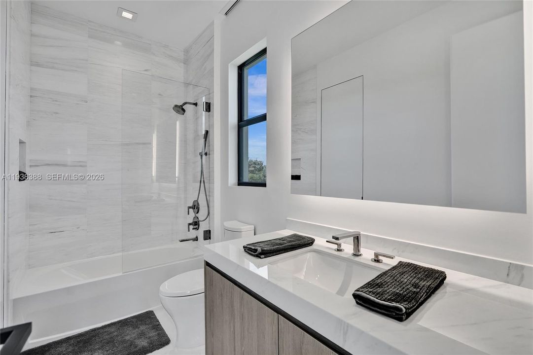 待售: $5,500,000 (6 贝兹, 8 浴室, 8120 平方英尺)