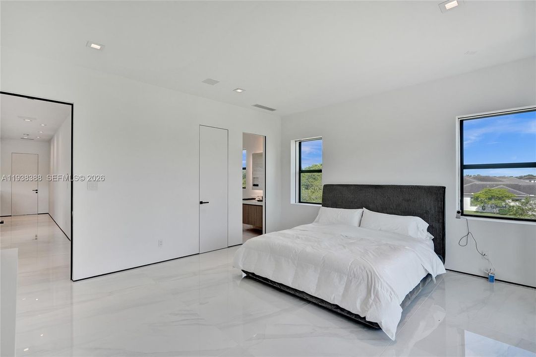 待售: $5,500,000 (6 贝兹, 8 浴室, 8120 平方英尺)