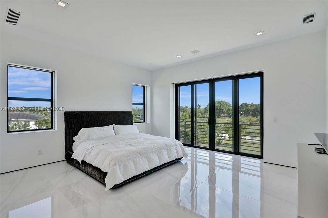 待售: $5,500,000 (6 贝兹, 8 浴室, 8120 平方英尺)