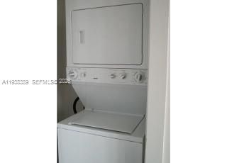 出租: $2,050 (1 贝兹, 1 浴室, 827 平方英尺)