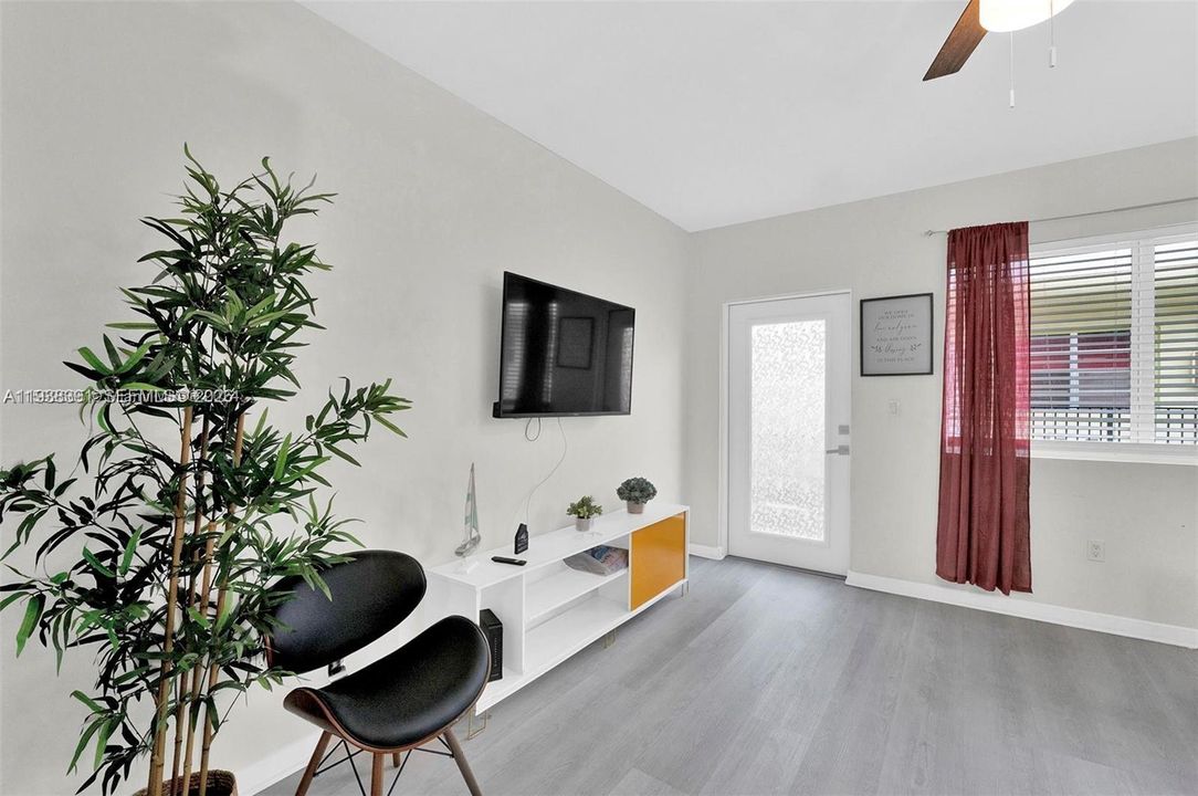 For Rent: $2,000 (1 beds, 1 baths, 429 Square Feet)