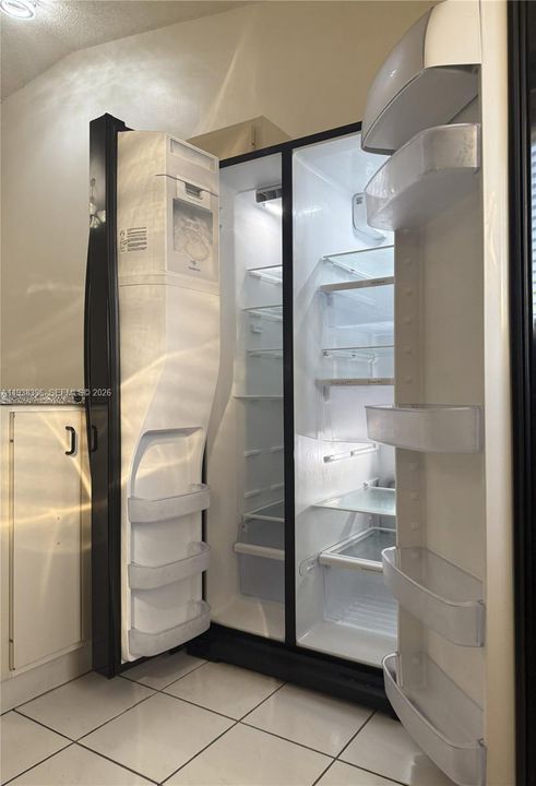 For Rent: $2,200 (2 beds, 2 baths, 870 Square Feet)