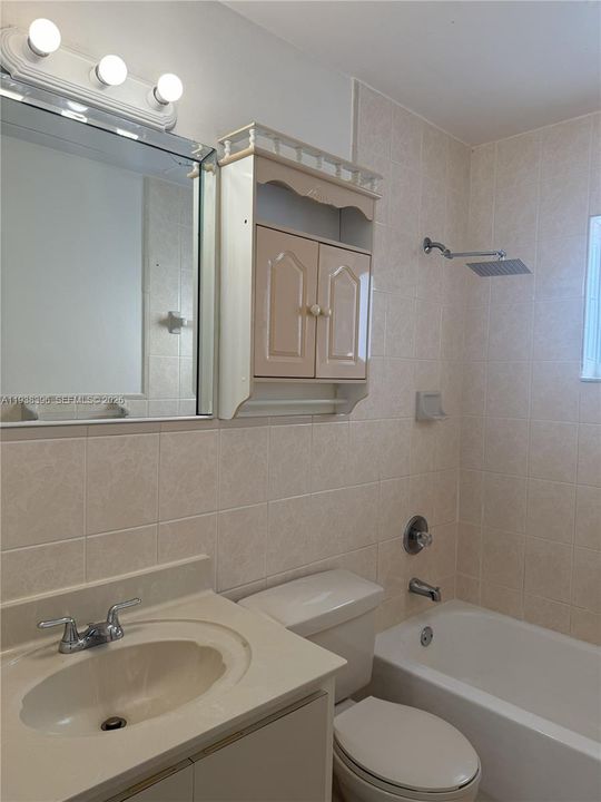 For Rent: $2,200 (2 beds, 2 baths, 870 Square Feet)