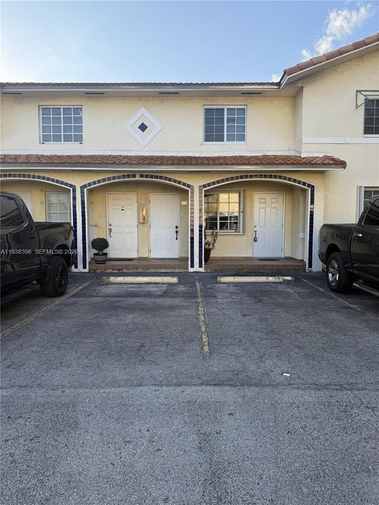 For Rent: $2,200 (2 beds, 2 baths, 870 Square Feet)