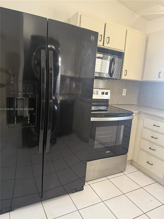 For Rent: $2,200 (2 beds, 2 baths, 870 Square Feet)