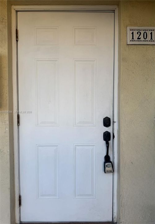 For Rent: $2,200 (2 beds, 2 baths, 870 Square Feet)